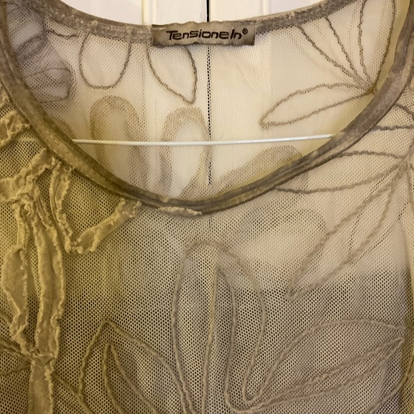 $13 ❌ SEND OFFER ❌ Tensione In Mesh / Floral Overlay Dressy Tank - Picture 7 of 10